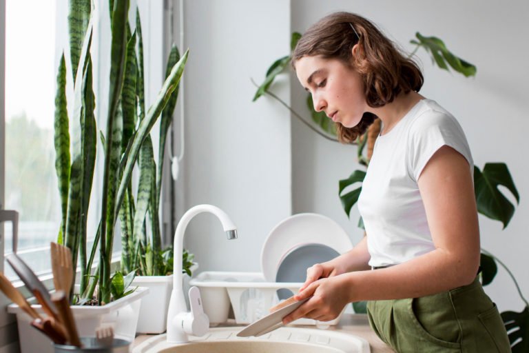 Ręczne mycie naczyń – poznaj produkty, które usprawnią tę codzienną czynność